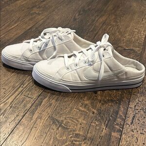 Nike Women’s NikeCourt Legacy Mule White Canvas (size 8.5)